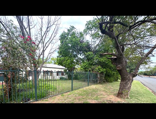 4 BEDROOM FREESTANDING FOR SALE IN VAN RIEBEECK PARK